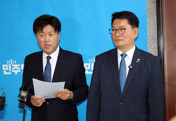 더불어민주당 8·17 전당대회에 당 대표 후보로 등록한 송영길 의원(오른쪽)과 최고위원 후보로 등록한 김용 전 민주연구원 부원장이 17일 국회에서 자신들의 후보 자격 논란과 관련, “검찰이 빼앗은 시간은 결격 사유가 될 수 없다”고 주장하고 있다. 2026.7.17 /연합뉴스