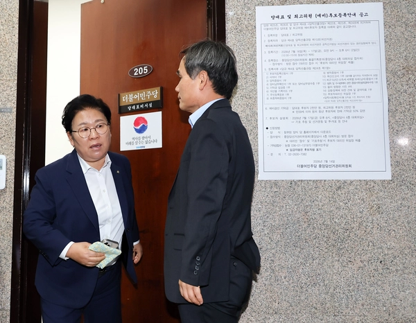 더불어민주당 8·17 전당대회에 당 대표 후보로 등록한 송영길 의원과 최고위원 후보로 등록한 김용 전 민주연구원 부원장의 후보 자격과 관련한 논의를 위해 17일 국회에서 열린 비공개 최고위원회의에 입장했던 문정복 최고위원(왼쪽)이 송 의원과 김 전 부원장이 회의에 참석한 것을 보고 밖으로 나오며 불만을 제기하고 있다. 오른쪽은 박규환 최고위원. 2026.7.17 /연합뉴스