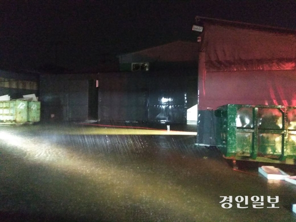 18일 오전 2시57분께 김포시 하성면 원산리 일대의 공장 내부에서 침수가 발생했다. 2026.7.18 /경기도북부소방재난본부 제공