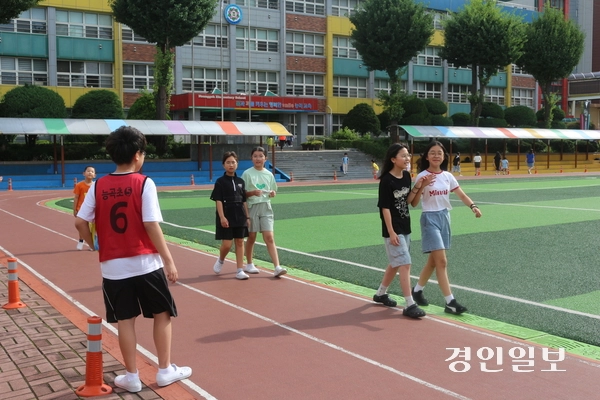 지난 14일 오전 고양 능곡초등학교 운동장에서 막 등교한 학생들이 친구들과 운동장 트랙을 걷는 체육활동을 하고 있다. 2026.7.14 고양/김도란 기자 doran@kyeongin.com