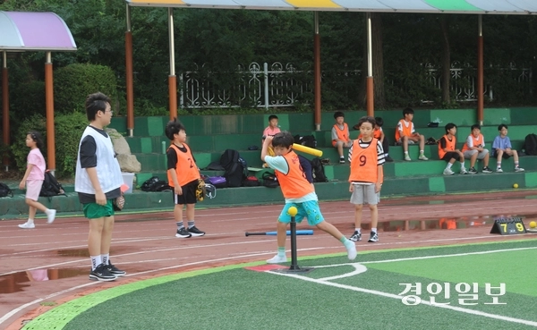 지난 14일 오전 고양 능곡초등학교 운동장에서 티볼 동아리 학생들이 연습게임을 하고 있다.  2026.7.14 고양/김도란 기자 doran@kyeongin.com