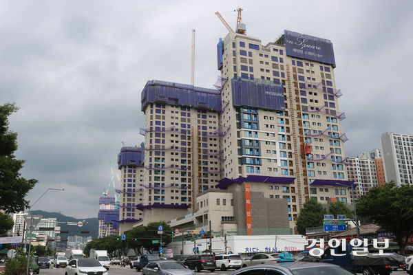성남 원도심 최초의 준초고층으로 35층 아파트가 들어서는 중1구역 공사 모습. 50%가량 진척된 상태로 오는 2027년 말 준공을 앞두고 있다.2026.7.16 성남/김순기기자 ksg2011@kyeongin.com