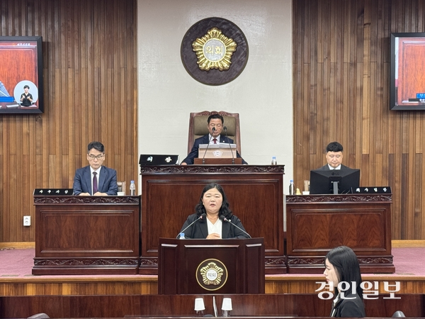 지난 1일 여주시의회 본회의장에서 열린 제81회 임시회 제1차 본회의에서 진선화 신임 부의장이 당선인사를 하고 있다. 뒤편 의장석에는 이날 제5대 전반기 의장으로 선출된 박두형 의장이 앉아 있다. 2026.7.1 여주/양동민기자 coa007@kyeongin.com