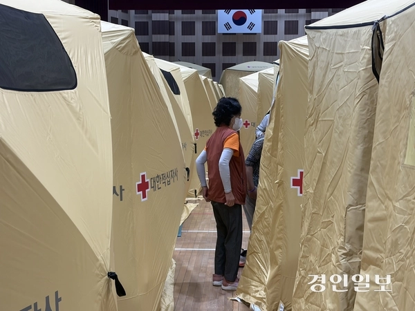 19일 오후 인천 신현초 대강당 2층에 설치된 주민 대피소. 2026.7.19 /조경욱기자 imjay@kyeongin.com