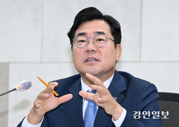 박찬대 인천시장이 16일 오전 인천시청 영상회의실에서 열린 언론사 합동인터뷰에서 민선9기 시정운영과 관련해 설명을 하고 있다. 2026.7.16 /조재현기자 jhc@kyeongin.com