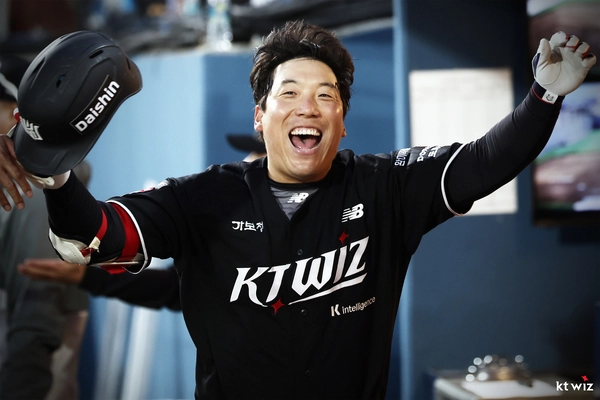 세월이 지나도 김현수의 방망이는 거침없이 돌아가고 있다. 2026.4.15 /kt wiz 제공