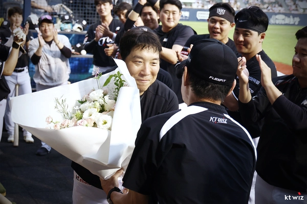 김현수의 대기록 달성 직후 이강철 감독이 더그아웃에서 축하해 주고 있다. 2026.7.18 /kt wiz 제공