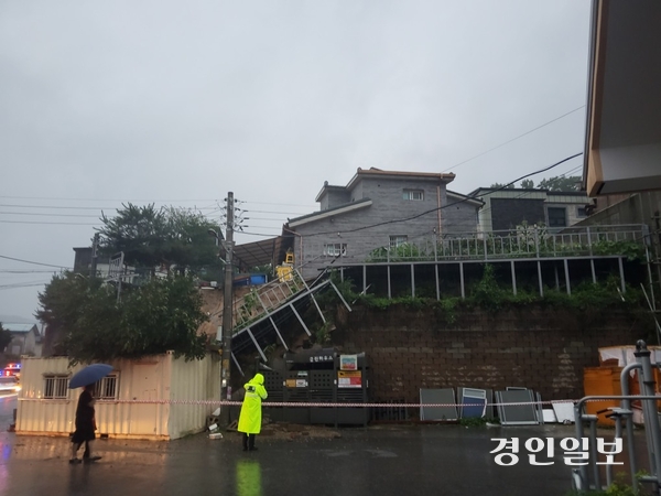 지난 18일 오전 5시56분께 양주 광사동의 한 단독주택 건물의 축대가 무너지는 사고가 났다. 2026.7.18 /경기도북부소방재난본부 제공