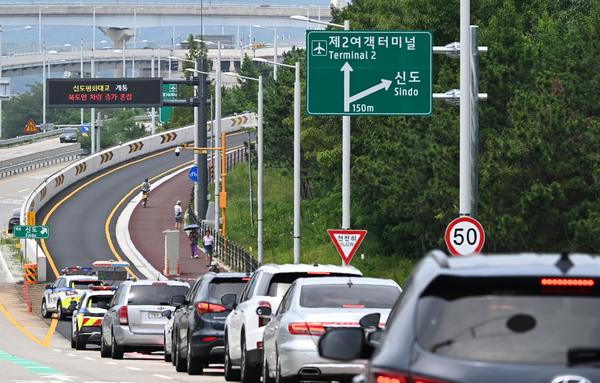 영종과 신도를 잇는 신도평화대교 개통 첫 연휴인 17일 오후 인천시 영종구 신도평화대교 진입구간을 경찰이 전면 통제 하고 있다. 2026.7.17 /조재현기자 jhc@kyeongin.com