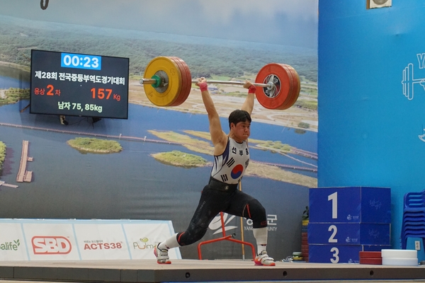 역도 유망주 권순권(안산 선부중)이 지난 18일 강원도 양구용하체육관에서 열린 제28회 전국중등부역도경기에서 용상 157㎏을 들어올리며 중학생 신기록을 작성했다. 2026.7.18 /대한역도연맹 제공