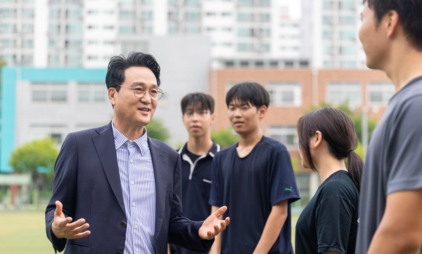 지난 16일 평택 청담고등학교를 찾은 안민석 경기도교육감이 아침 달리기를 한 학생들과 이야기를 나누고 있다. 2026.7.16 /경기도교육청 제공