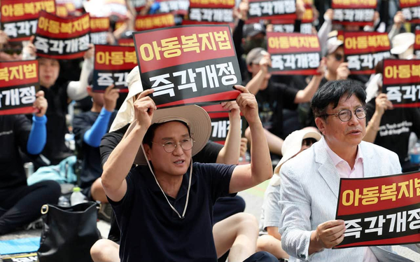 안민석 경기도교육감이 지난 17일 서울시 종로구 정부서울청사 앞에서 열린 아동복지법 개정 촉구 집회에 참석해 ‘아동복지법 즉각개정’ 이라고 적힌 피켓을 들고 있다.  /안민석 경기도교육감 페이스북 계정 캡처