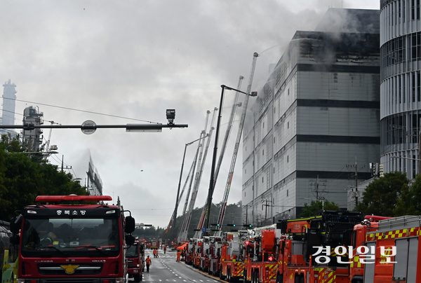 20일 사흘째 화재가 이어지고 있는 인천시 서해구 석남동 쿠팡 물류센터에서 소방관들이 진화 작업을 벌이고 있다. 2026.7.20 /김용국기자 yong@kyeongin.com