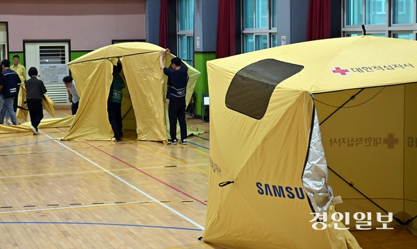 인천 서해구 석남동 쿠팡 물류센터의 화재가 사흘째 화재가 이어지고 있는 20일 인천 서해구 신현여자중학교에서 대한적십자 인천지사 봉사원들과 시청 관계자들이 주민 대피소를 준비하고 있다. 2026.7.20 /김용국기자 yong@kyeongin.com