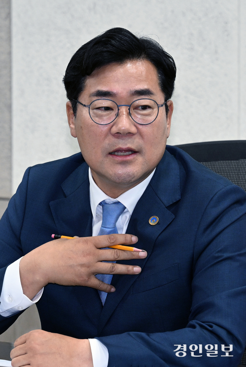 박찬대 인천시장이 지난 16일 오전 인천시청 영상회의실에서 열린 언론사 합동인터뷰에서 민선9기 시정운영과 관련해 설명을 하고 있다. 2026.7.16 /조재현기자 jhc@kyeongin.com