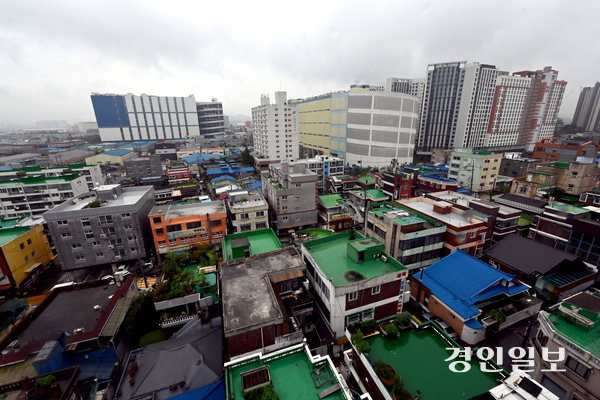 20일 인천 미추홀구 도화동 아파트단지와 다세대주택 밀집지역 인근에 들어선 대형 물류센터 모습. 2026.7.20 /김용국기자 yong@kyeongin.com