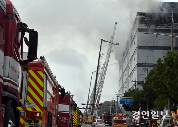 20일 사흘째 화재가 이어지고 있는 인천 서해구 석남동 쿠팡 물류센터에 진화 작업이 진행되고 있다. 2026.7.20 /김용국기자 yong@kyeongin.com