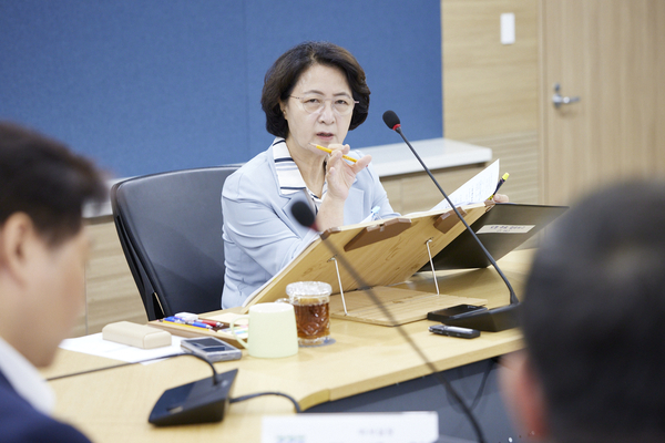 16일 오전 추미애 경기도지사가 경기도청 5층 서희홀에서 기후환경에너지국, 경기환경에너지진흥원, 수자원본부 등을 대상으로한 업무보고 회의에서 발언하고 있다. 2026.7.16 /경기도 제공