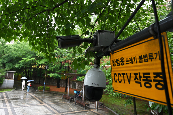 20일 수원시 권선구의 한 공원에 설치된 방범용 CCTV가 나뭇잎과 가지에 가려 제 기능을 하지 못한 채 방치되고 있다. 2026.7.20 /최은성기자 ces7198@kyeongin.com