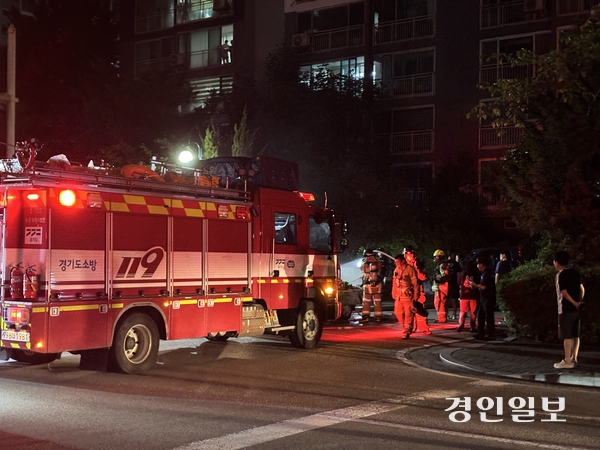 21일 오전 0시10분께 수원 한일타운아파트 주차장에서 화재가 발생해 주민들이 대피하는 등 소동이 벌어졌다. 2026.7.21 /이영지기자 bbangzi@kyeongin.com