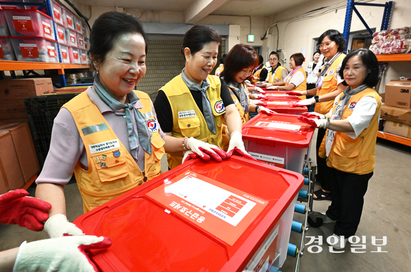 21일 오전 수원시 권선구 대한적십자사 경기도지사에서 봉사자들이 장마철 긴급재난상황에 대비해 응급구호세트를 창고에 정리하고 있다. 이날 삼성의 기부로 남성용 175세트와 여성용 325세트 등 총 500세트의 1차분 응급구호세트가 입고됐다. 2026.7.21 /최은성기자 ces7198@kyeongin.com