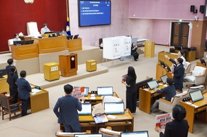 안양시의회 의장직대, 민주당 반발속 의장 선출 강행… 국힘 음경택 당선 선포