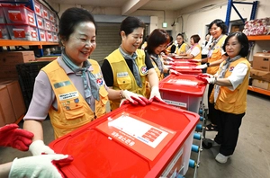 [포토] 적십자 경기지사, 장마철 구호세트 정리