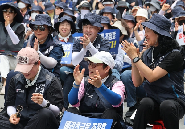 홈플러스의 대주주인 MBK파트너스와 최대 채권자인 메리츠금융그룹이 홈플러스 회생에 필요한 긴급 자금 2천억원 대출을 잠정 합의한 것으로 알려진 지난 16일 서울 여의도 메리츠금융그룹 앞에서 홈플러스일반노동조합 관계자들이 메리츠금융 이사회의 긴급운영자금 대출 결정을 기다리며 집회하고 있다.  2026.7.16 /연합뉴스