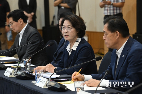 22일 오전 수원시 경기도경제과학진흥원 광교홀에서 열린 민선9기 도지사-시장·군수 간담회에서 추미애 경기도지사가 인사말을 하고 있다. 2026.7.22 /최은성기자 ces7198@kyeongin.com