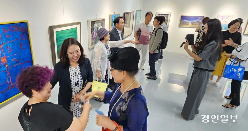 인천 제물포구 만석동 우리미술관에서 제물포구 출범 기념 특별전 ‘제물포 웨이브’가 7월16일부터 8월20일까지 열린다. 전시 오프닝에 참석해 이야기를 나누고 있는 김찬진 제물포구청장과 작가들. 2026.7.16 /김성호기자 ksh96@kyeongin.com