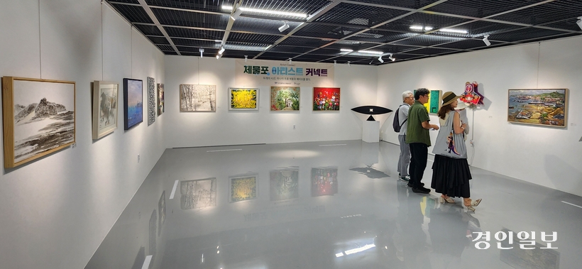 인천 제물포구 만석동 우리미술관에서 제물포구 출범 기념 특별전 ‘제물포 웨이브’가 7월16일부터 8월20일까지 열린다. 전시를 관람하는 작가들. 2026. 7.16 /김성호기자 ksh96@kyeongin.com