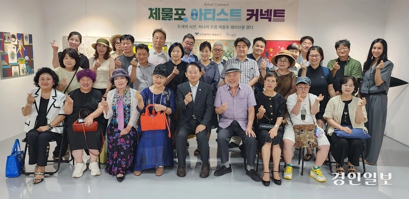 인천 제물포구 만석동 우리미술관에서 제물포구 출범 기념 특별전 ‘제물포 웨이브’가 7월16일부터 8월20일까지 열린다. 전시 오프닝에 참석한 김찬진 제물포구청장과 작가들. 2026.7.16 /김성호기자 ksh96@kyeongin.com