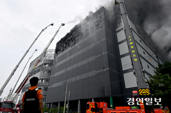 인천 서해구 석남동 쿠팡32물류센터에서 소방관들이 진화 작업을 벌이고 있다. 2026.7.19 /김용국기자 yong@kyeongin.com