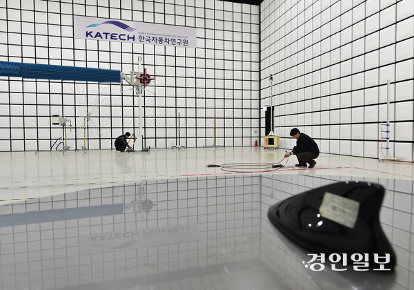 지난 1월 21일 오후 인천시 서구 청라동 한국자동차연구원 커넥티드카 무선통신 인증평가 지원센터 내 챔버 기반 실차 테스트 베드에서 연구원들이 평가 장비 점검을 하고 있다. 2026.1.21 /경인일보DB