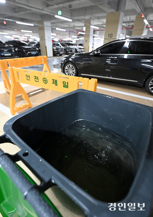 개청 1년도 채 되지 않은 수원시의회 신청사에서 집중호우로 지하 주차장 등에 누수가 재발하면서 수백억원을 투입한 신축 청사의 시공 적정성에 의문이 제기되고 있다. 22일 수원시의회 지하주차장에서 빗물이 새고 있다. 2026.7.22 /최은성기자 ces7198@kyeongin.com