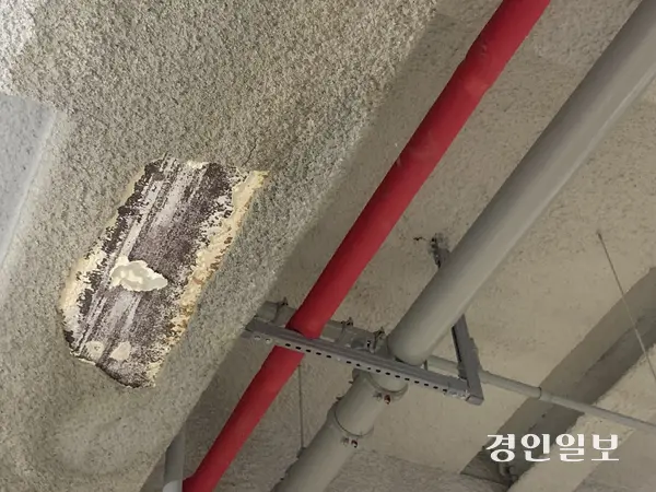 개청 1년도 채 되지 않은 수원시의회 신청사에서 집중호우로 지하 주차장 등에 누수가 재발하면서 수백억원을 투입한 신축 청사의 시공 적정성에 의문이 제기되고 있다. 22일 수원시의회 지하주차장에서 빗물이 새고 있다. 2026.7.22 /유혜연기자 pi@kyeongin.com