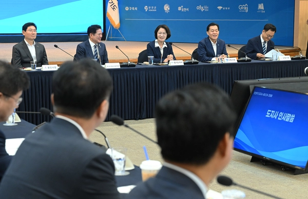 22일 오전 수원시 경기도경제과학진흥원 광교홀에서 열린 민선9기 도지사-시장·군수 간담회에서 추미애 경기도지사가 인사말을 하고 있다. 2026.7.22 /최은성기자 ces7198@kyeongin.com