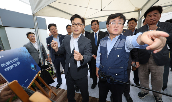 김성환 기후부 장관이 22일 경기도 용인시 ‘용인 반도체 국가산단’ 부지 앞에서 현황 브리핑을 듣고 있다. 2026.7.22. /연합뉴스