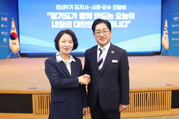 이기형 김포시장이 22일 경기도경제과학진흥원에서 열린 민선9기 첫 ‘도-시군 간담회’에 참석해 경기도와 시·군 간 상생협력 강화에 뜻을 함께 하고, 지역 내 주요 현안을 건의했다. 2026.7.22 /김포시 제공