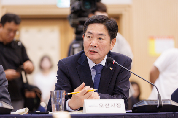 민선9기 출범을 맞아 추미애 경기도지사와 경기도 31개 시·군 시장 군수 간담회에서 조용호 오산시장이 발언하고 있다. / 오산시 제공
