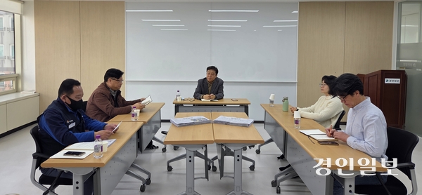 지난 4일 경인일보 인천본사 회의실에서 열린 독자위원회에서 위원들이 3월치 신문을 두고 이야기하고 있다. 2025.4.4 /김희연기자 khy@kyeongin.com