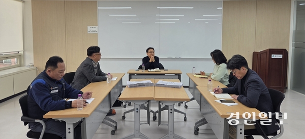 지난 12일 경인일보 인천본사 회의실에서 열린 독자위원회에서 위원들이 2025년 12월 경인일보 지면에 실린 기사들에 대해 이야기하고 있다. 2026.1.12 /김희연기자 khy@kyeongin.com