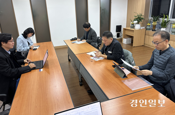 지난 15일 경인일보 독자위원회에서 독자위원들이 12월치 신문을 두고 대화하고 있다. 2026.1.15 /목은수기자 wood@kyeongin.com