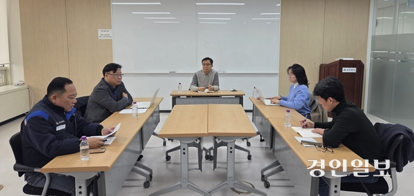 지난 12일 경인일보 인천본사 회의실에서 열린 독자위원회에서 위원들이 1월 경인일보 지면에 실린 기사들에 대해 이야기하고 있다. 2026.2.12 /김희연기자 khy@kyeongin.com