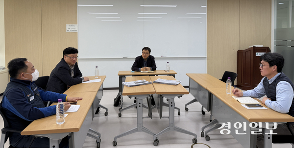 지난 8일 경인일보 인천본사 회의실에서 열린 독자위원회에서 위원들이 지난달 경인일보 지면에 실린 기사들에 대해 이야기하고 있다. 2026.4.8 /백효은기자 100@kyeongin.com