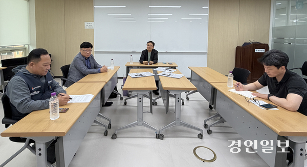 지난 13일 경인일보 인천본사 회의실에서 열린 독자위원회에서 위원들이 지난달 경인일보 지면에 실린 기사들에 대해 이야기하고 있다. 2026.5.13 /백효은기자 100@kyeongin.com