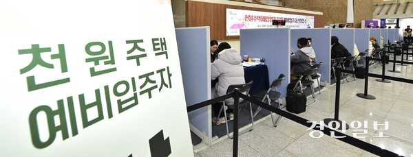 지난 해 인천시청 중앙홀에 마련된 ‘천원주택(매입임대주택) 예비입주자 신청접수’ 현장을 찾은 예비 입주자들이 신청 접수를 하기 위해 줄지어 서있다. 2025.3.6 /조재현기자 jhc@kyeongin.com