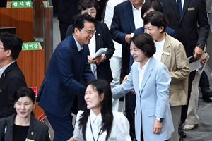 [포토] 추미애 경기도지사, 안민석 경기도교육감과 인사