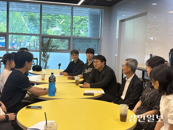 24일 경기도청 북부청사 1층에서 김원규 경기도 이민사회국장과 유호준(더불어민주당·남양주6) 경기도의원이 청소년 단체와 이주노동자 숙소로 쓰이는 불법 건축물에 대한 개선 방안을 논의하고 있다. 2026.7.24 /이영지기자 bbangzi@kyeongin.com