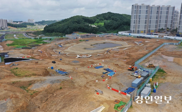 지난 24일 오전 인천 검단구 불로동 검단지구택지14호근린공원(박물관·도서관 복합문화시설) 부지가 덩그러니 남아있고, 주변 지역으로 아파트 단지가 들어서 있다. 애초 2024년 준공 예정이었으나, 공사가 늦어지면서 2029년 이후에나 완공될 전망이다. 2026.7.24 /조재현기자 jhc@kyeongin.com